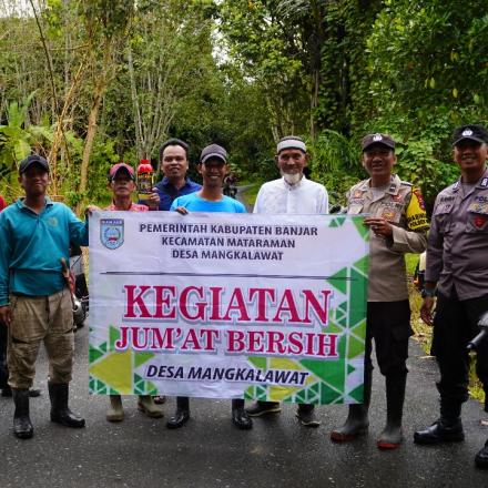 Kegiatan Jumat Bersih di Desa Mangkalawat Bersama Polsek Mataraman